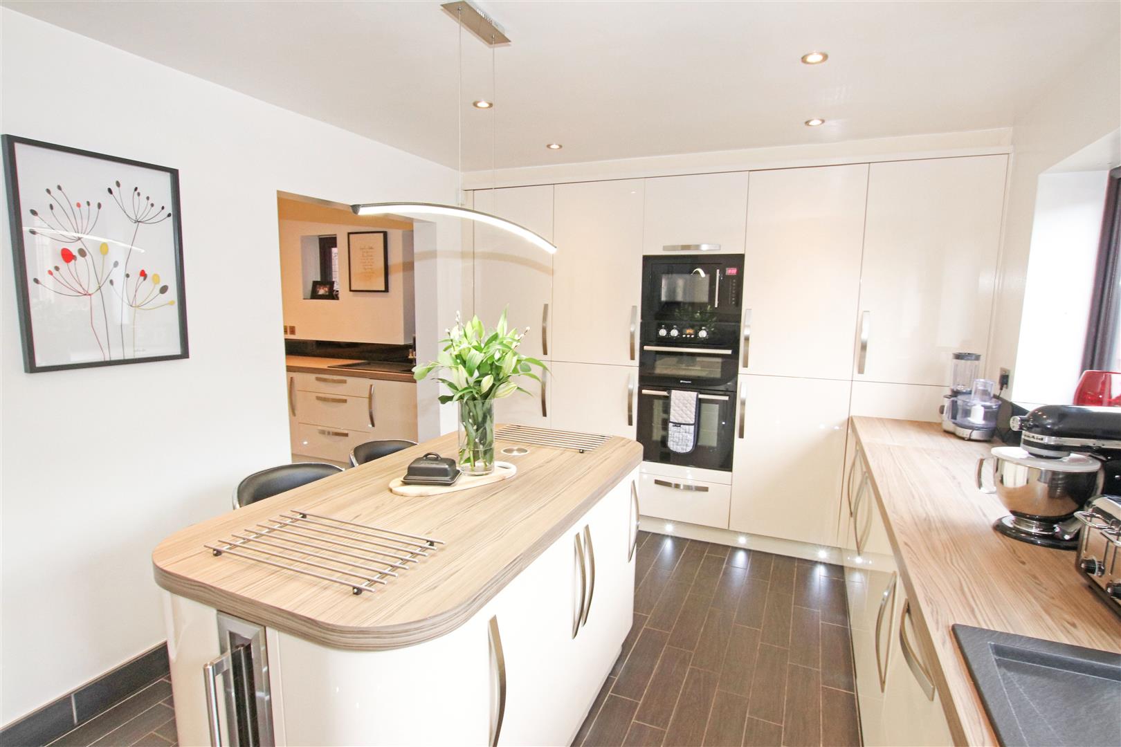 STUNNING FITTED KITCHEN / BREAKFAST ROOM